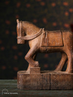 प्राचीन लकड़ी का घोड़ा