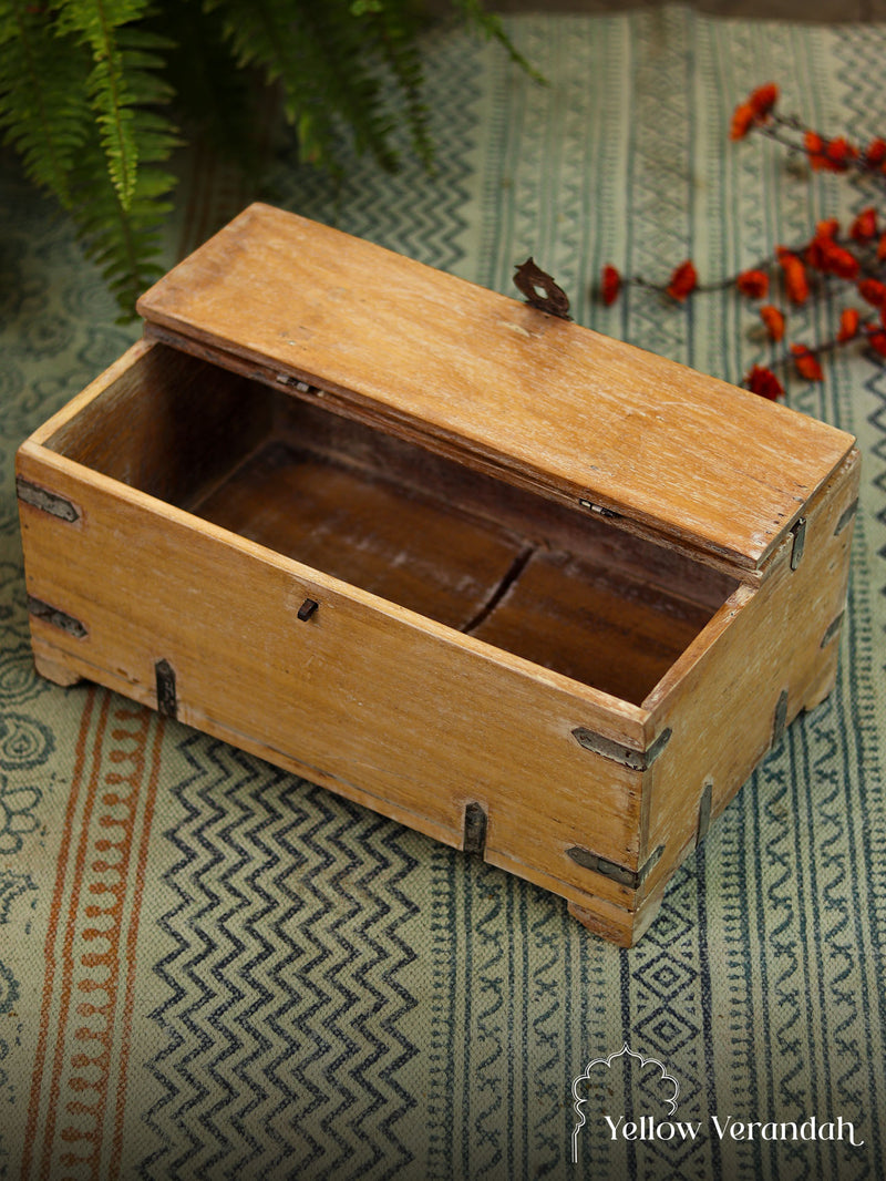 प्राचीन लकड़ी के आभूषण बॉक्स
