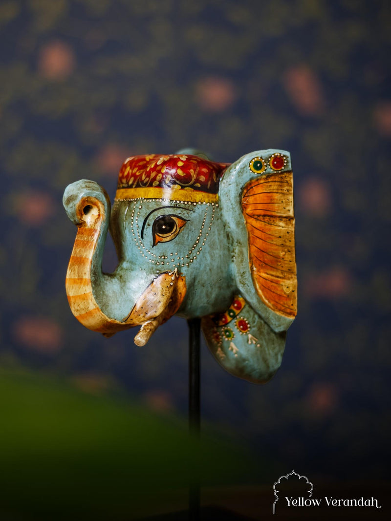 स्टैंड पर लकड़ी का हाथी