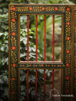 विंटेज लकड़ी का हाथ से पेंट किया हुआ दरवाजा
