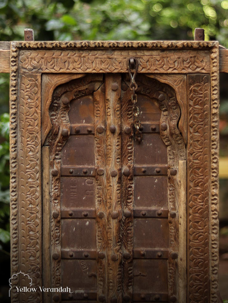 मूल प्राचीन लकड़ी का दरवाजा