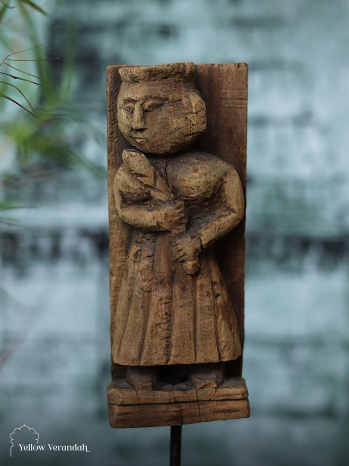 प्राचीन लकड़ी की गुड़िया